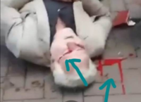 Dat wat bloed zou moeten voorstellen naast hem lijkt niet eens qua kleur op bloed... Dat op zijn hoofd zou als bloed kunnen doorgaan maar wat daar naast ligt niet...