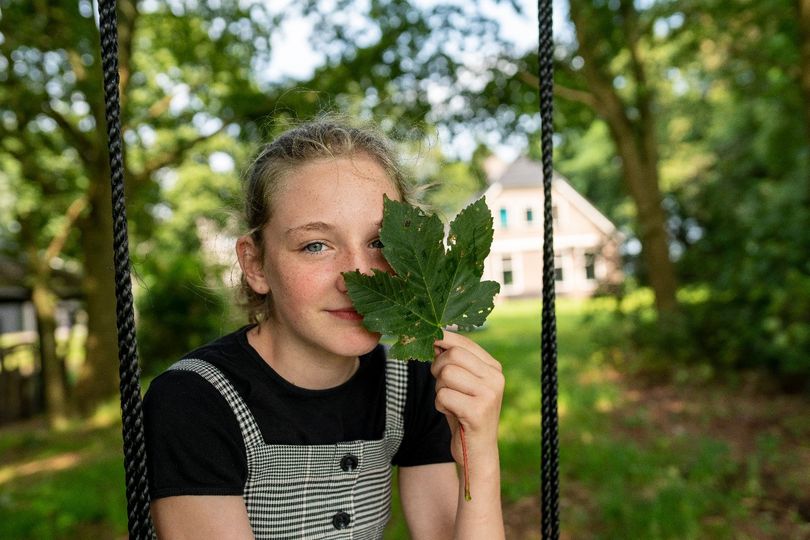Dit is een foto die naar de illuminatie verwijst, één oog afgedekt