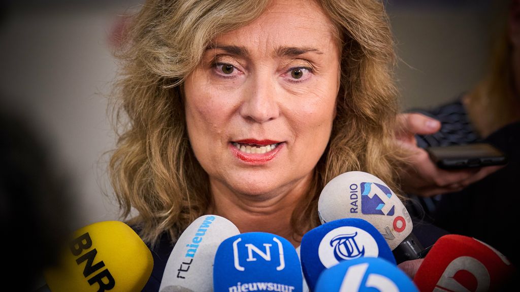 (bron foto: https://www.nrc.nl/nieuws/2025/06/12/persvoorlichter-vrijgesproken-van-lekken-over-onderzoek-naar-oud-kamervoorzitter-arib-a4896653)