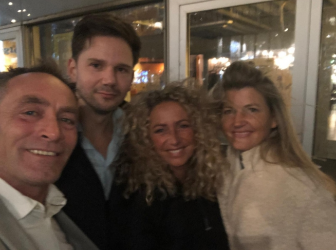 Alice Bosman (tweede vanaf rechts) vraagt zich af of Gideon van Meijeren (tweede vanaf links) zuiver of onzuiver is.