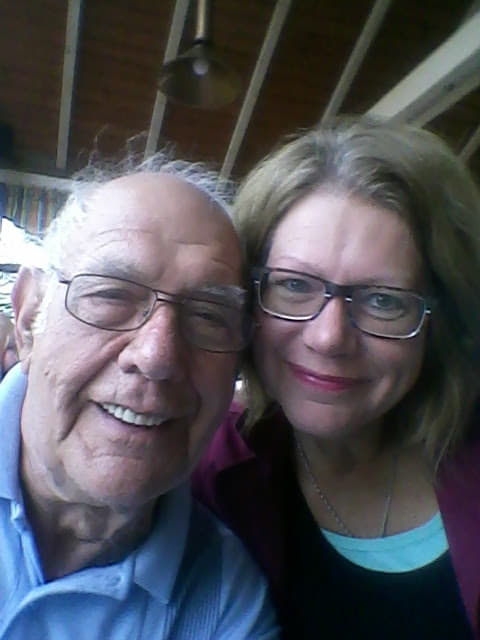 Foto van 22 oktober 2018: Waarheidsvinder Dienie Kars krijgt vanuit de hemel geestelijke hulp van haar overleden lieve en wijze vader Moos Kars, die op 22 april 2020 overleed op 82-jarige leeftijd.