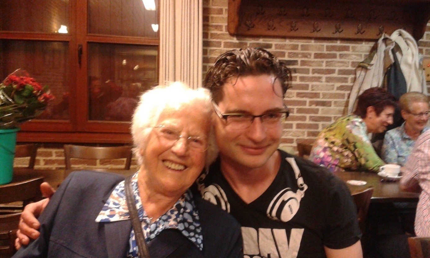 Jos van Rooij met zijn Oma, (de moeder van Ad van Rooij)