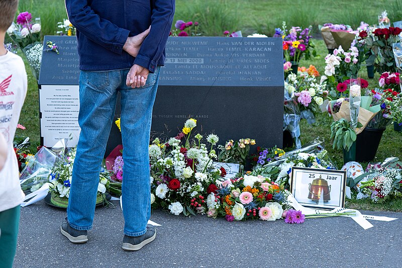Bloemlegging bij het monument voor de vuurwerkramp bij de 25-jarige herdenking
