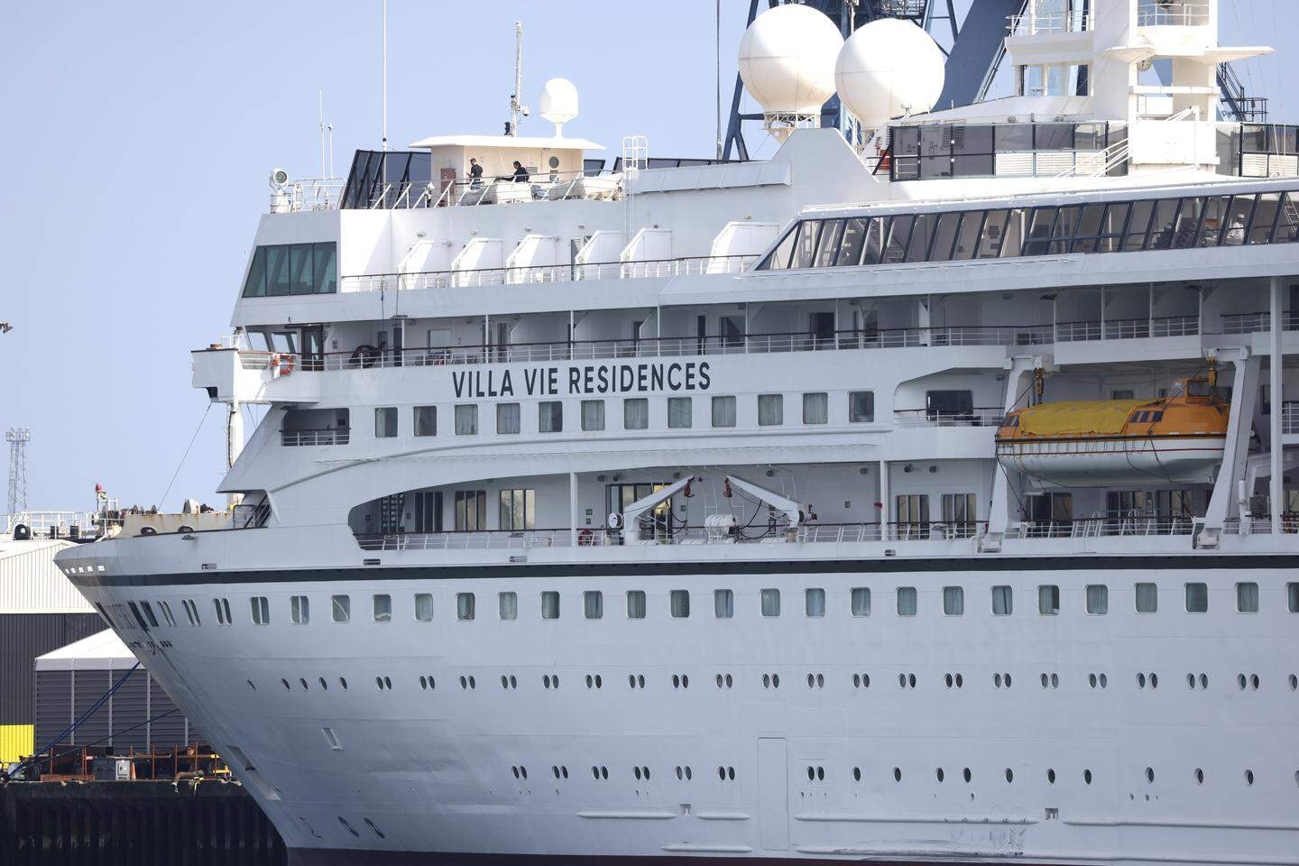 Luxeschip Villa Vie Odyssey van cruisemaatschappij Villa Vie Residences.  © ANP / Associated Press - Bron foto: https://www.telegraaf.nl/buitenland/cruisemaatschappij-laat-passagiers-met-duur-gouden-paspoort-permanent-leven-op-cruiseschip-een-betaling-garandeert-avontuur/85051341.html