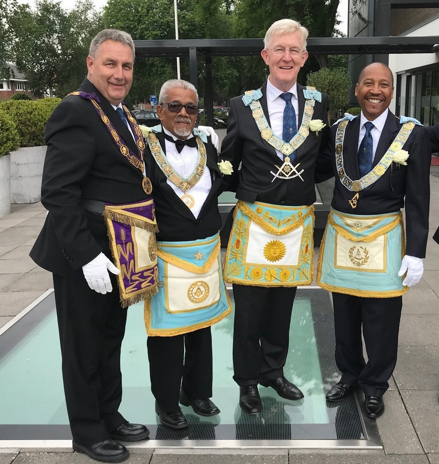 Foto: Tijdens de jaarvergadering in Bussum sprak Grootmeester Gerrit van Eijk (midden) met zijn Provinciale Grootmeesters, die hem vertegenwoordigen in Zimbabwe, Suriname en het Caribisch gebied, v.l.n.r. Mike Shallow, Robert Buth en Lyrio Gomez.