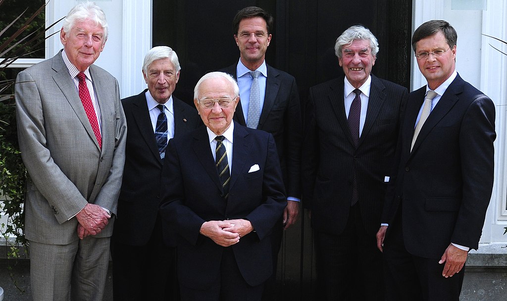 Premier Rutte samen met de voormalige premiers Kok, Van Agt, De Jong, Lubbers en Balkenende juli 2011