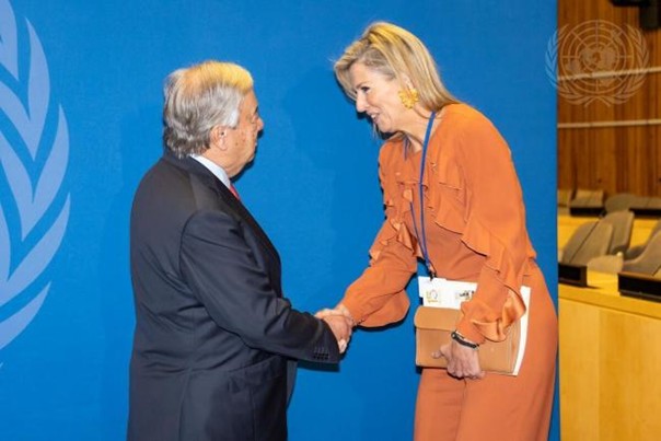 VN-secretaris-generaal António Guterres verwelkomt UNSGSA Koningin Máxima op de 79e Algemene Vergadering van de Verenigde Naties, op 24 september 2024. Fotokrediet: UN Photo/Laura Jarriel (bron: https://www.unsgsa.org/financial-health)
