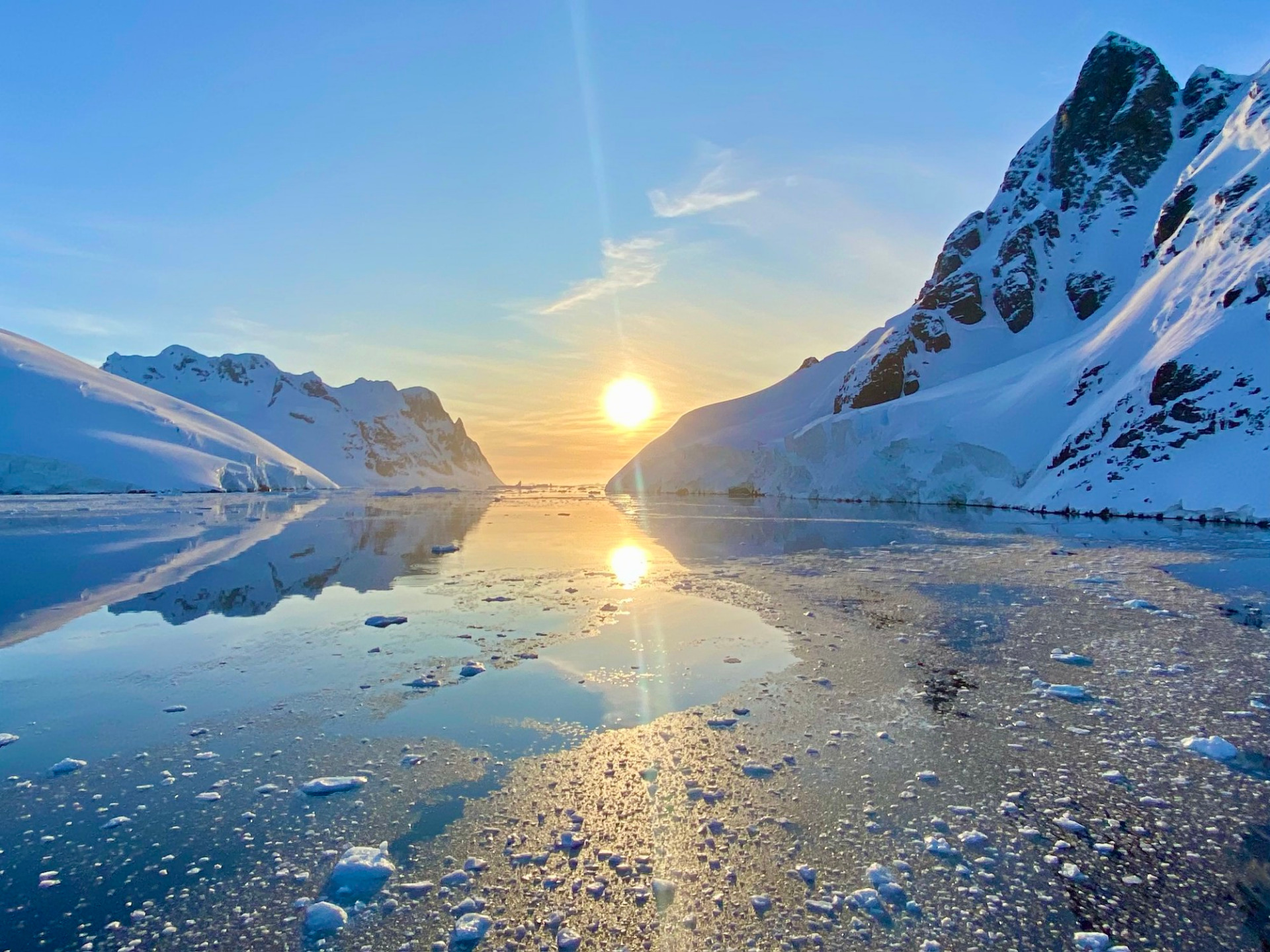 Bron foto: https://camilacoelho.com/2023/01/27/expedition-to-antarctica/ - Het was een droom van me om een ​​expeditie naar Antarctica te ondernemen. En hoewel de verwachtingen hooggespannen waren, was de verrassing nog groter. De beelden van de uitgestrektheid van het koudste continent ter wereld zullen voor altijd in mijn mooiste herinneringen bewaard blijven. Het was de meest ongerepte plek in de natuur die ik ooit in mijn leven heb mogen bezoeken. Wat een spectaculair landschap!