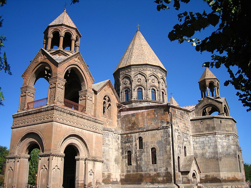 De Etchmiadzin-kathedraal, de moederkerk van Armenië, dateert traditioneel uit 303 na Christus en wordt beschouwd als de oudste kathedraal ter wereld.