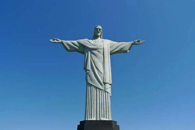 Het Christusbeeld, dat Cristo Redentor heet in het Portugees, is een icoon van het christendom en de Braziliaanse identiteit. Het is een onvergetelijke ervaring om dit wonder te zien en te fotograferen. Zorg ervoor dat je op een heldere dag gaat, zodat je niets mist van het geweldige uitzicht over de geweldige stad (Cidade Maravilhosa) Rio de Janeiro.