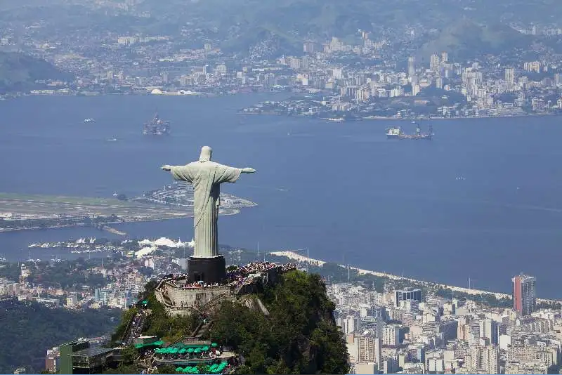 Wat zijn de afmetingen van het standbeeld van Christus de Verlosser? Op een heuveltop van 700 meter hoogte staat het iconische standbeeld van Christus de Verlosser, het symbool van Rio de Janeiro. Het betonnen en zeepstenen beeld heeft een totaalgewicht van 1145 ton, waarvan 30 ton voor het hoofd.