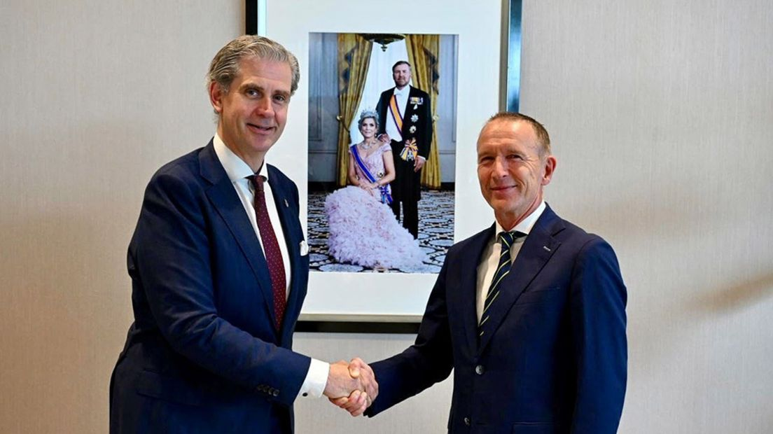 Waarnemend burgemeester Erik van Heijningen (r) is beëdigd door commissaris van de Koning Wouter Kolff (l) © Provincie Zuid-Holland