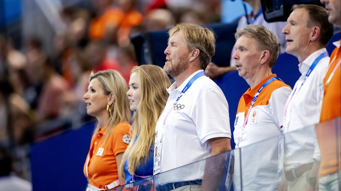 Van Heijningen (r) zingt het volkslied tijdens de Olympische Spelen, hij zit in het dagelijks bestuur van de wereldzwembond © ANP