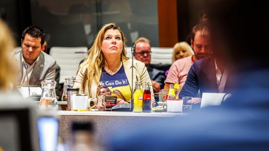 Anouk Noordermeer kijkt Relus Breeuwsma (rechts op de voorgrond) niet aan bij haar terugkeer in de Alphense raad © ANP