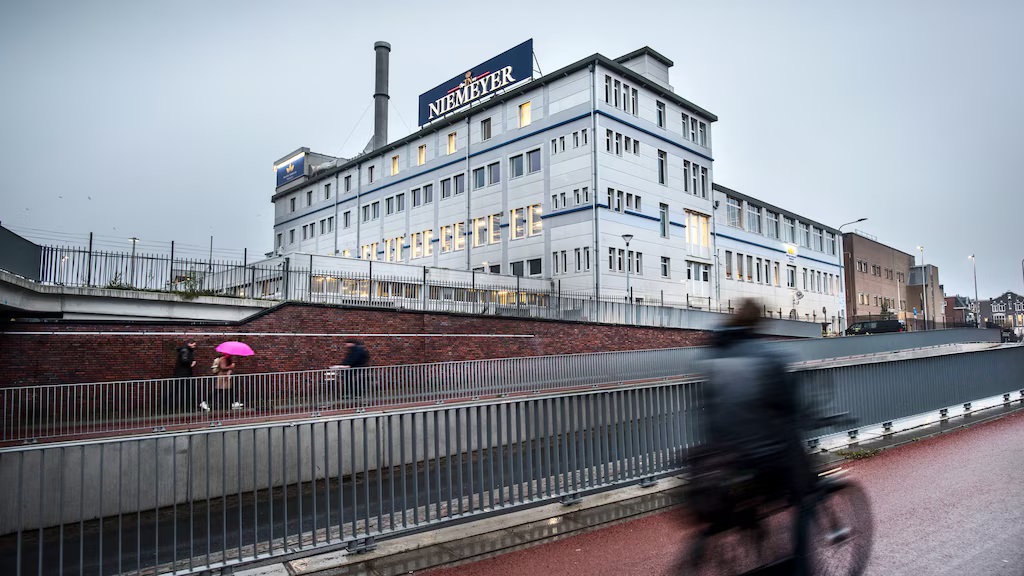 (bron foto: https://www.rtl.nl/nieuws/economie/artikel/5532778/ai-fabriek-groningen-komt-er-eu-draagt-70-miljoen-bij)