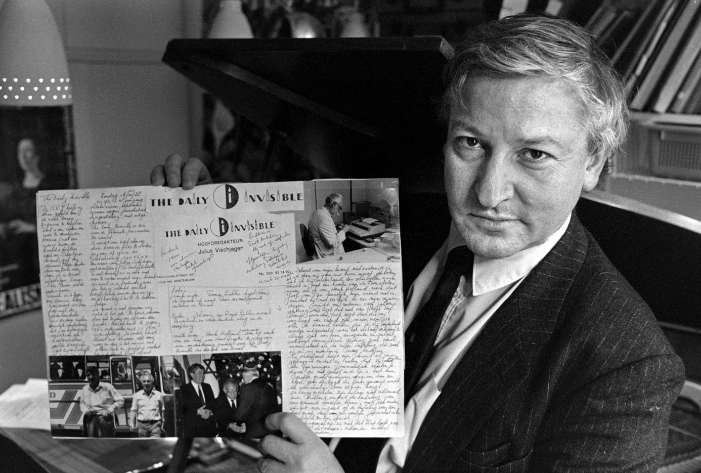 (Julius Vischjager met zijn krant The Daily Invisible. Bron Hollandse Hoogte / Bert Verhoeff https://www.parool.nl/kunst-media/julius-vischjager-1937-2020-gekoesterd-als-hofnar-van-het-binnenhof~b946398c/)