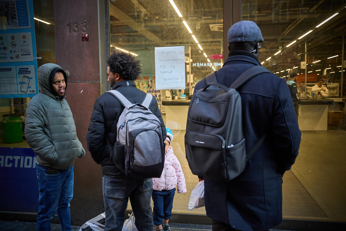 Mensen wachten totdat winkels weer de openen, vanwege een stroomstoring in Den Haag bleven die eerder dit jaar noodgedwongen langer dicht. © ANP