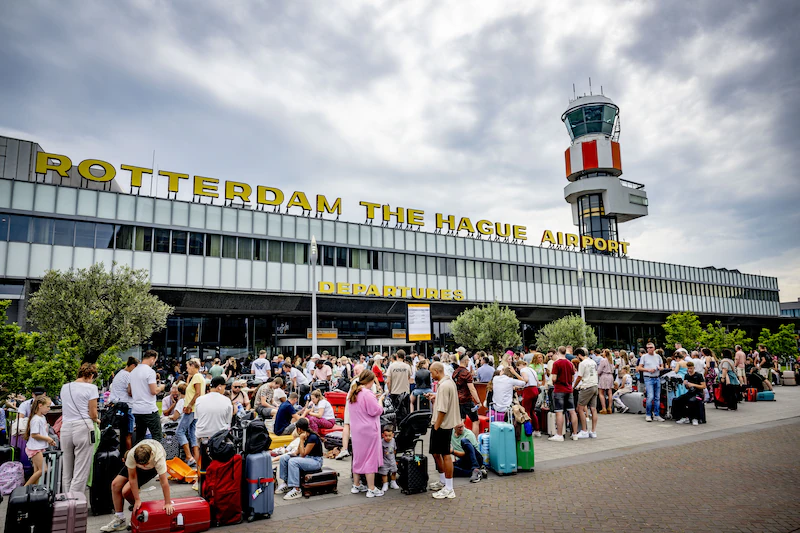 Reizigers op Rotterdam The Hague Airport. De luchthaven ondervond vorig jaar grote problemen door een wereldwijde computerstoring. © ANP
