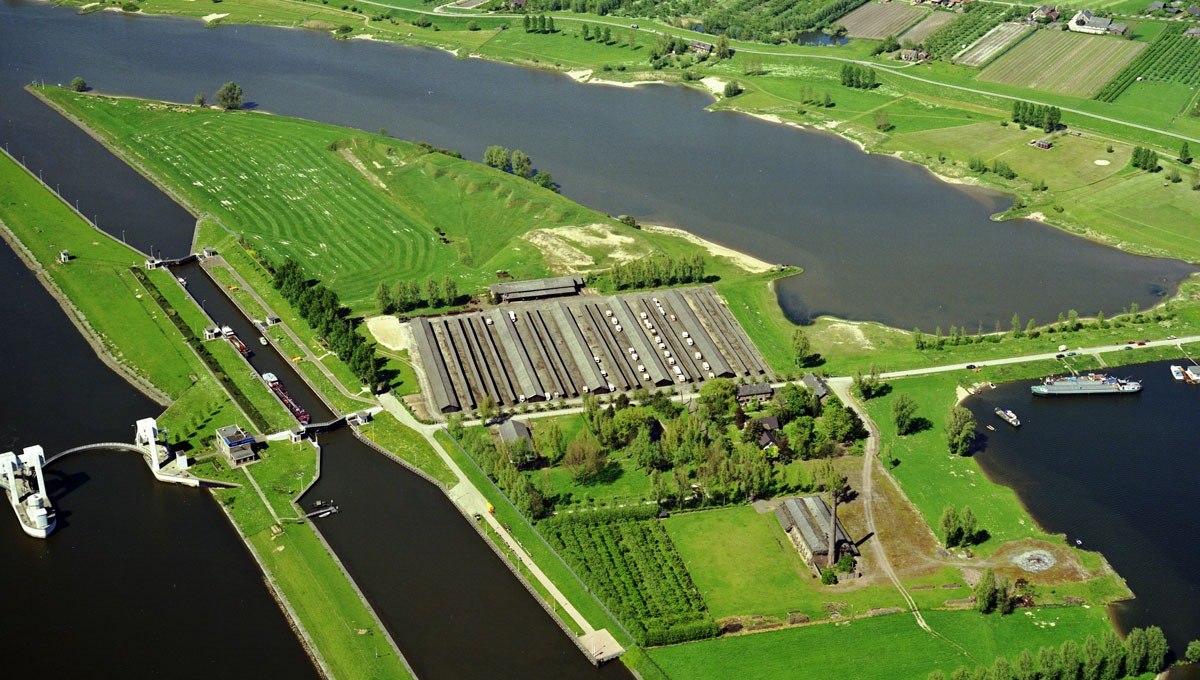 Ossenwaard in de gemeente Vianen is de naam van de steenfabriek en het Stuweiland. Met de ligging midden in de Lek is het in 1955 als eiland ontstaan door de aanleg van de stuwen van Hagestein. Het eiland is alleen bereikbaar vanuit Tull en ‘t Waal.