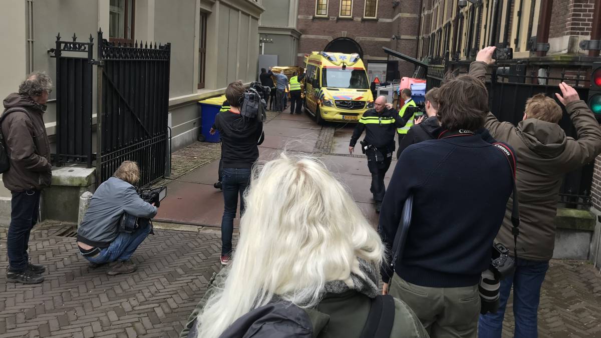 Activist Hans Kamperman werd volgens het verhaal afgevoerd naar het ziekenhuis 