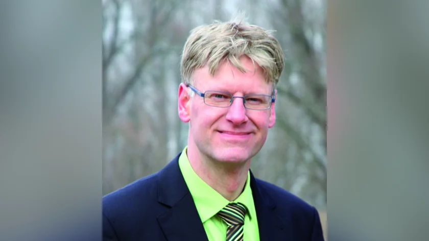 Foto: Vincent van den Bosch, tien jaar geleden na een rel vertrokken uit de Steenbergse politiek, wil zijn comeback maken met D66. Momenteel is hij bestuurslid bij de D66 Brabantse Wal-afdeling. "Ik denk dat ik weer met een schone lei in de Steenbergse politiek kan stappen." 