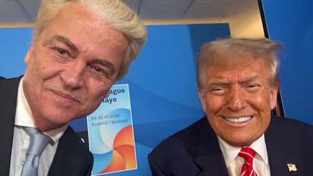 De selfie van de ontmoeting die Wilders op X deelde. Bron: @geertwilderspvv/X.com)