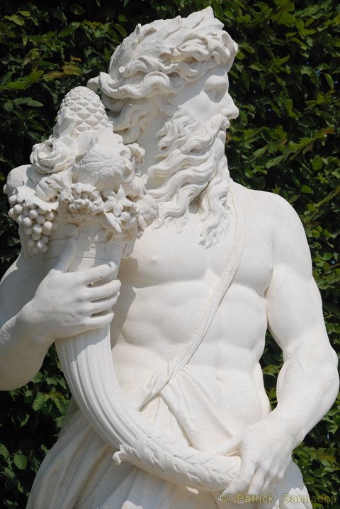 De tuinen van Versailles, Allée du Roi   Marmeren Cornucopia