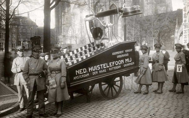Een mooi plaatje van de Nederlandse Huistelefoonmij tijdens de optocht. De telefoon was wellicht een inspiratie voor de Heemaf die later ook telefoontoestellen begon te fabriceren. Bron: Geheugenvannederland.