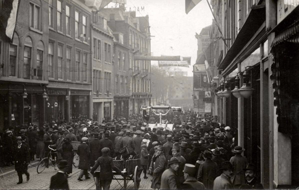 De jaarbeurs in Utrecht uit 1918 begon met een optocht van de deelnemers.