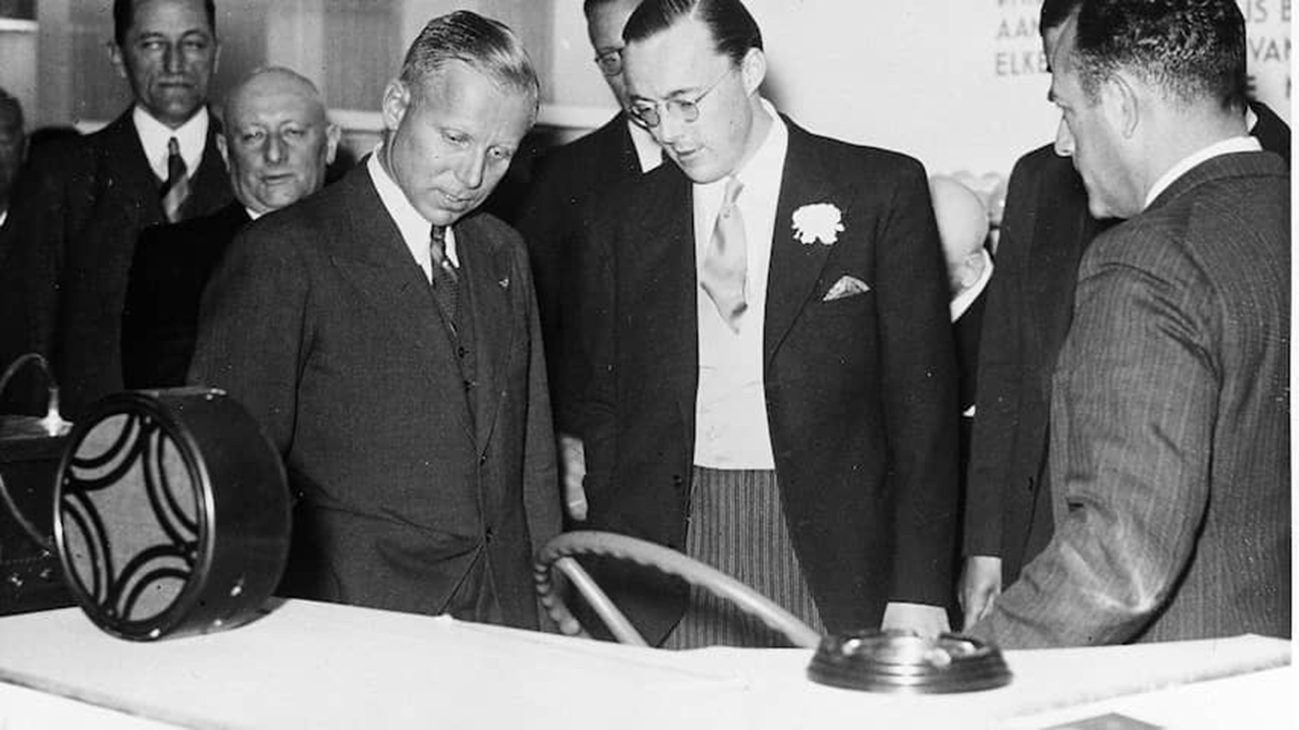 Prins Bernhard krijgt in 1938 uitleg over autoradio's.  Beeld: ANP