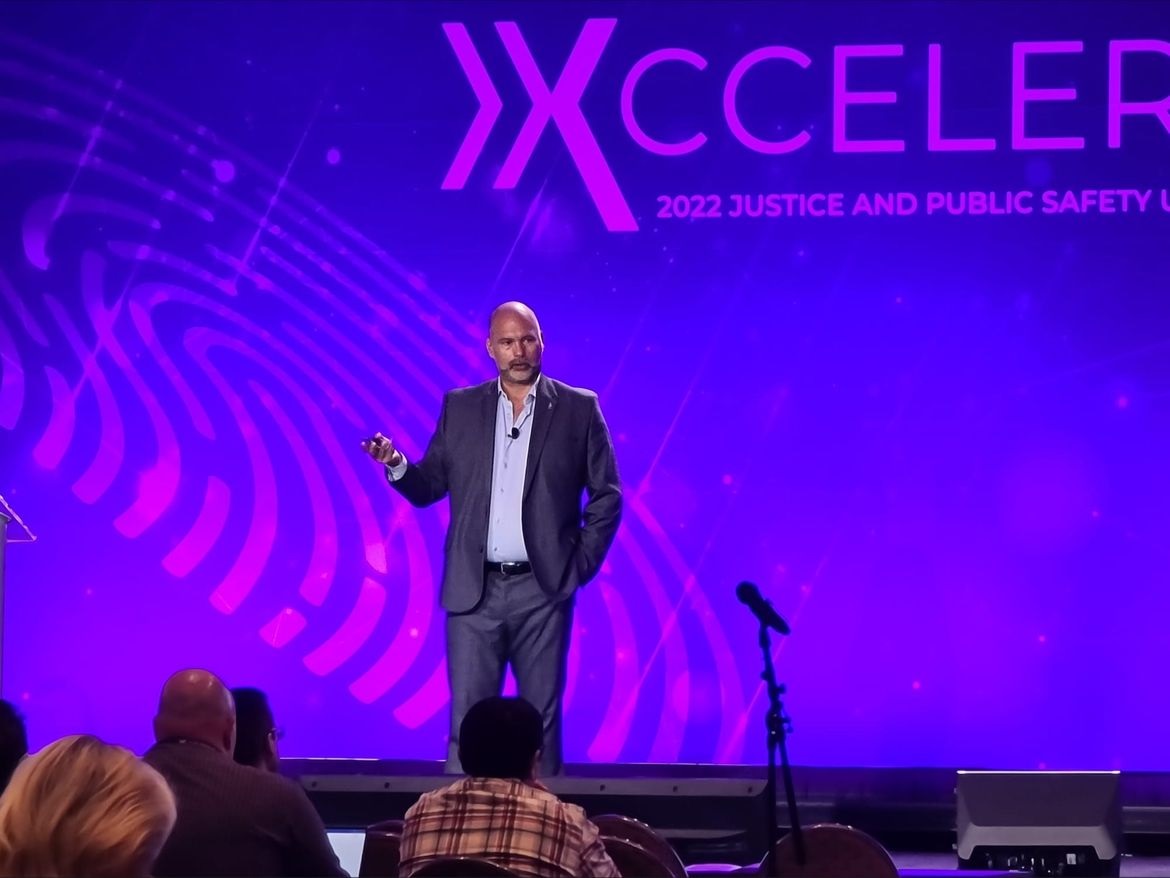 John Riemen: Vandaag had ik de eer een presentatie te geven over de interoperabiliteit van gezichtsherkenningssystemen in Europa tijdens de IDEMIA 2022 Justice and Public Safety Users-conferentie in New Orleans. Het Prum 2.0-voorstel omvat ook het koppelen van gezichtsherkenningssystemen voor wetshandhaving in de EU. Dit om de veiligheid en beveiliging in de EU te verbeteren.