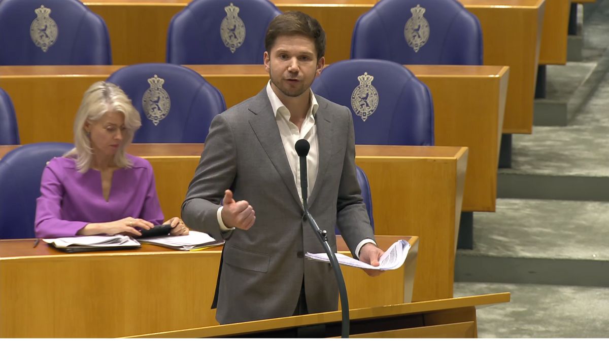 (bron afbeelding: https://www.ninefornews.nl/gideon-van-meijeren-stelt-spoed-kamervragen-over-bericht-dat-fakkeldrager-max-van-den-berg-is-gearresteerd-in-syrie/)