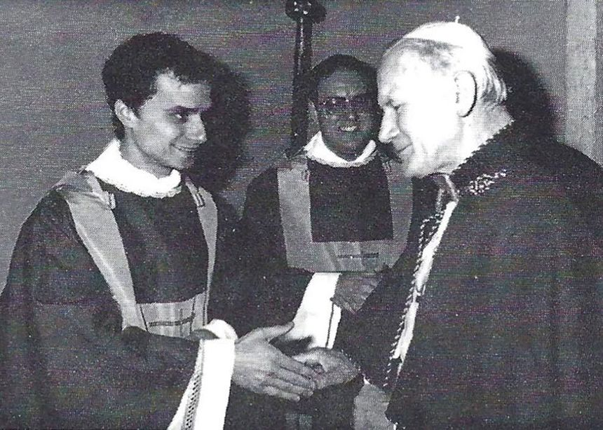 Robert Prevost (links) en Karol Wojtyla in 1983 na de wijding van Prevost.