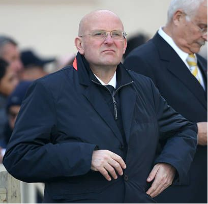 Vaticaanse huurmoordenaar (boven): directeur Domenico Giani van Santa Alleanza, en zijn slachtoffers bij Deutsche Bank, Valentin Broeksmit (onder) en Thomas Bowers, samen met de begunstigde van hun dood, Donald Trump.