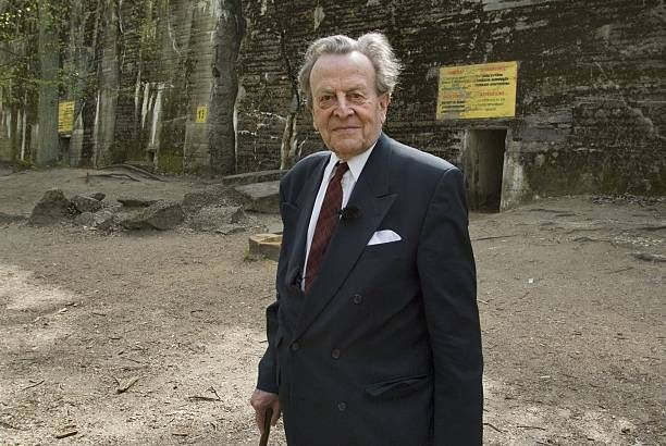 Philip Boeselager bij het mausoleum waar de Negende Cirkel-sekte actief is, nabij Paderborn, Duitsland.