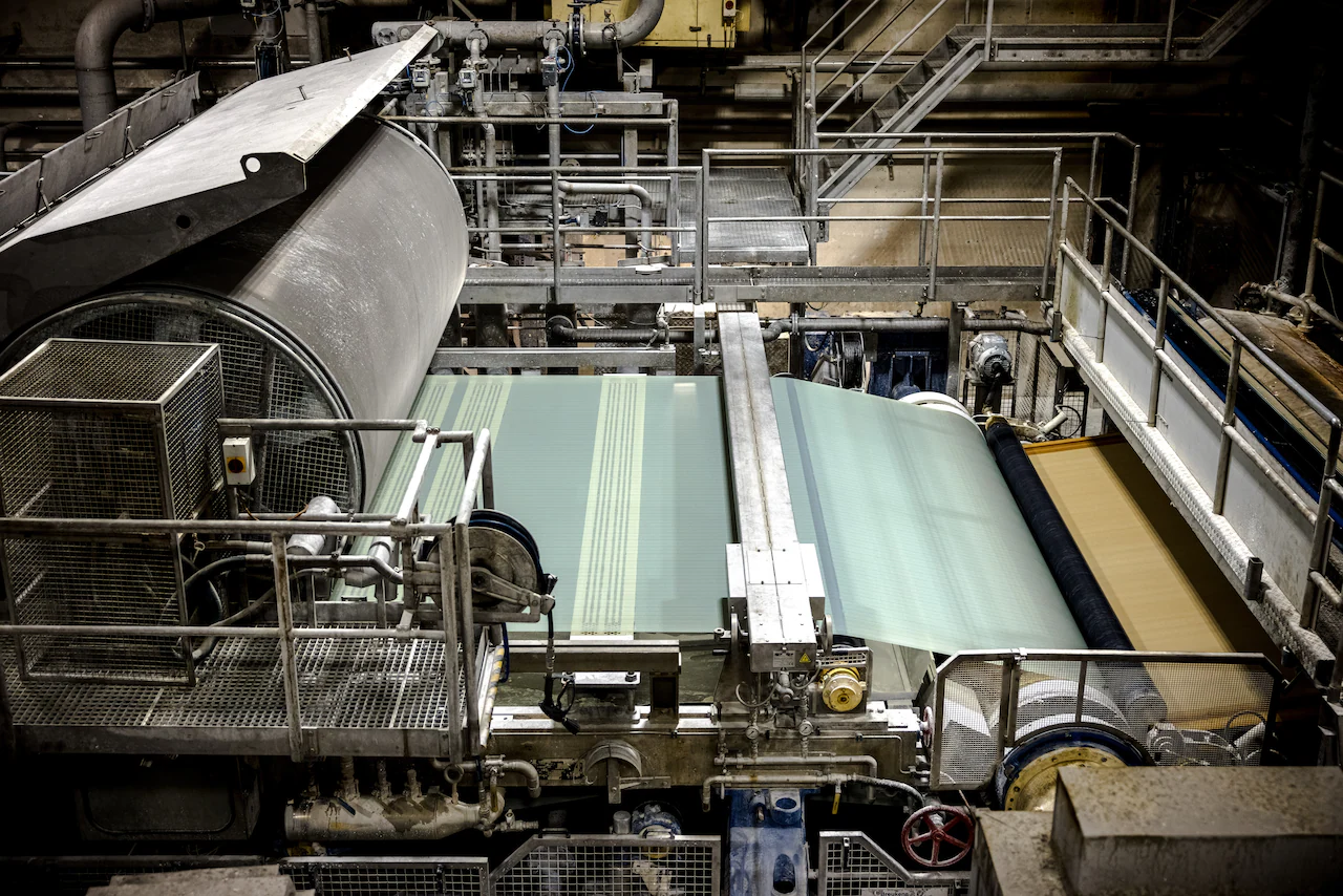 (Bron afbeelding: https://www.volkskrant.nl/economie/ruim-drie-eeuwen-oude-papierfabriek-bekend-van-blauwe-enveloppen-belastingdienst-failliet~b9e59972/)
