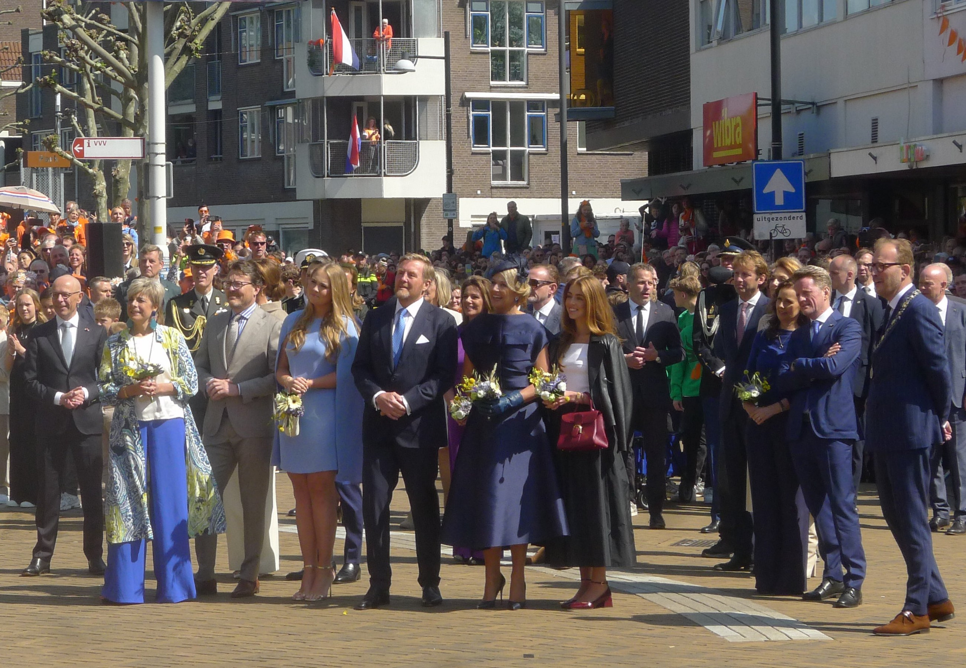 De koninklijke familie tijdens Koningsdag 2025 in Doetinchem. Bouman uiterst rechts met ambtsketen.