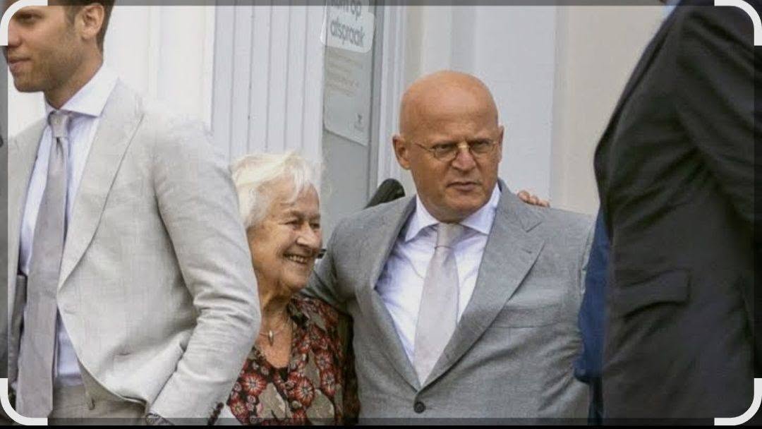 Bruiloft van Grapperhaus... levensgevaarlijke corona virus... en elkaar maar knuffelen...