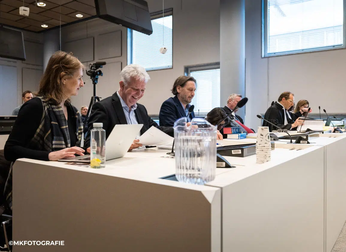 Van links naar rechts: Vrije journalisten Djamila le Pair, Rico Brouwer, medeoprichter en voorzitter van de VVJ Sander Compagner en hun advocaten Meike Terhorst en Willem de Boer tijdens de zitting op 7 april 2026 | ©mkfotografie