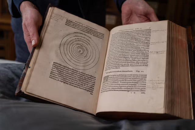 De beroemdste pagina uit Copernicus' (1472-1543) 'Over de omwentelingen van de hemellichamen’. Neurenberg, 1543. Collectie Tresoar. Fotografie: Marieke Balk