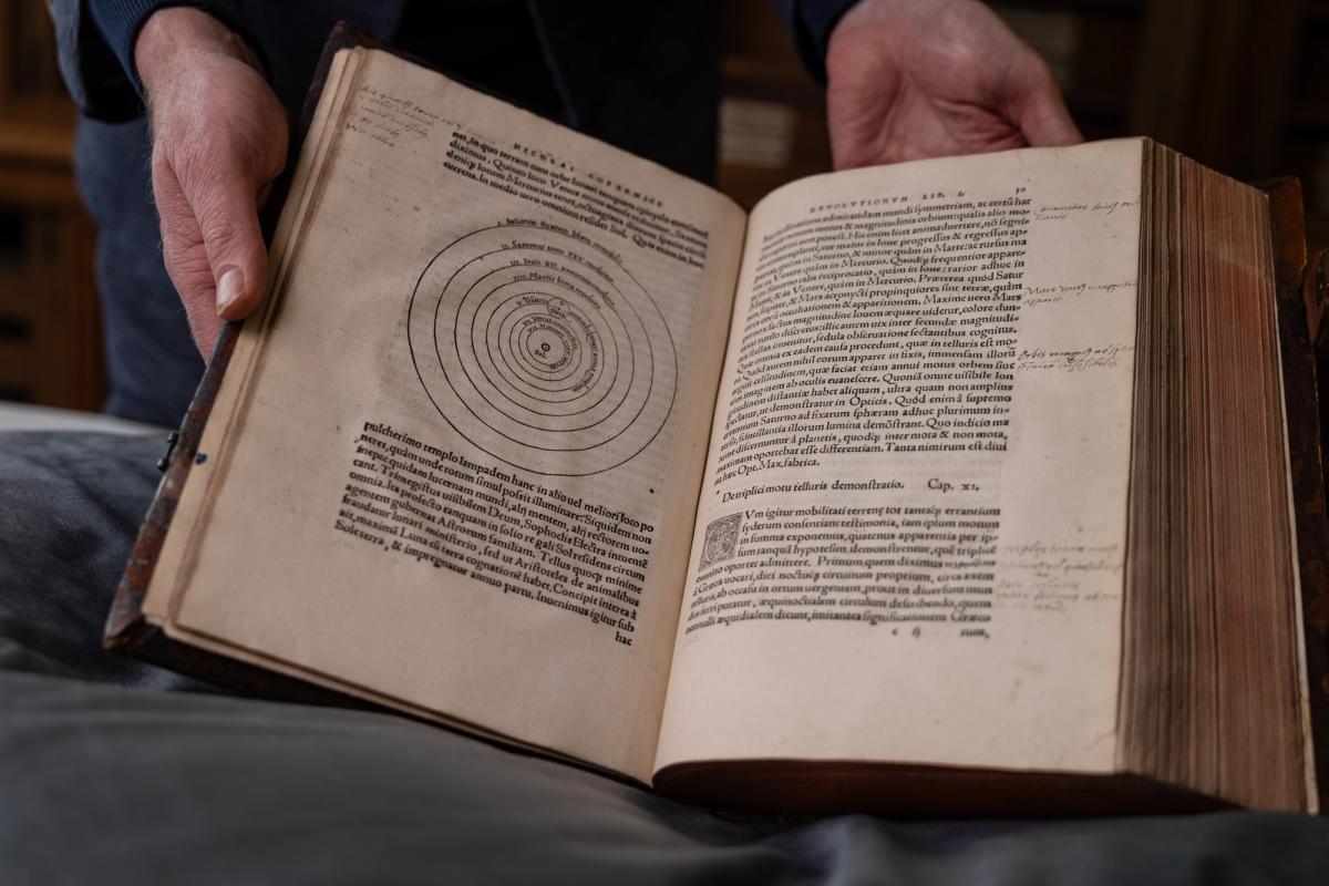 Bron afbeelding: https://teylersmuseum.nl/nl/zien-en-doen/gevaarlijke-boeken)