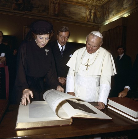 Beatrix ontmoet in maart 1985 paus Johannes Paulus II in het Vaticaan. Bron ANP