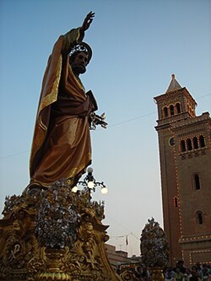 Een beeld van Sint Petrus dat tijdens de viering van Sint-Petrus' banden wordt rondgedragen door Birżebbuġa, Malta. 