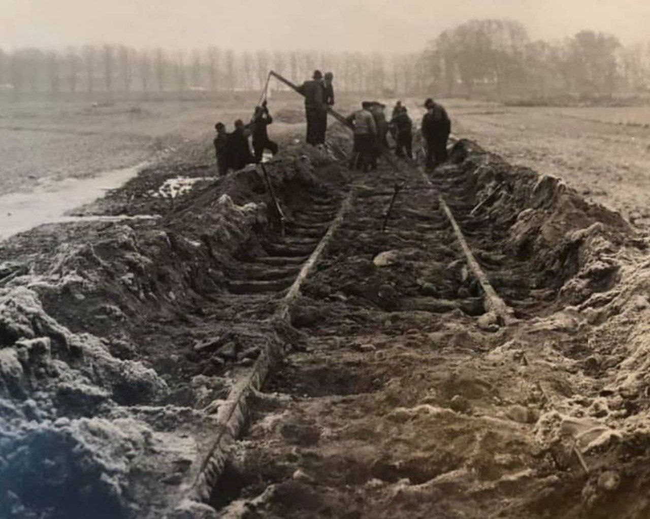 KateBonoAwake: Zijn de spoorrails opgegraven? Foto uit het einde van de negentiende eeuw. Dat is duidelijk te zien.