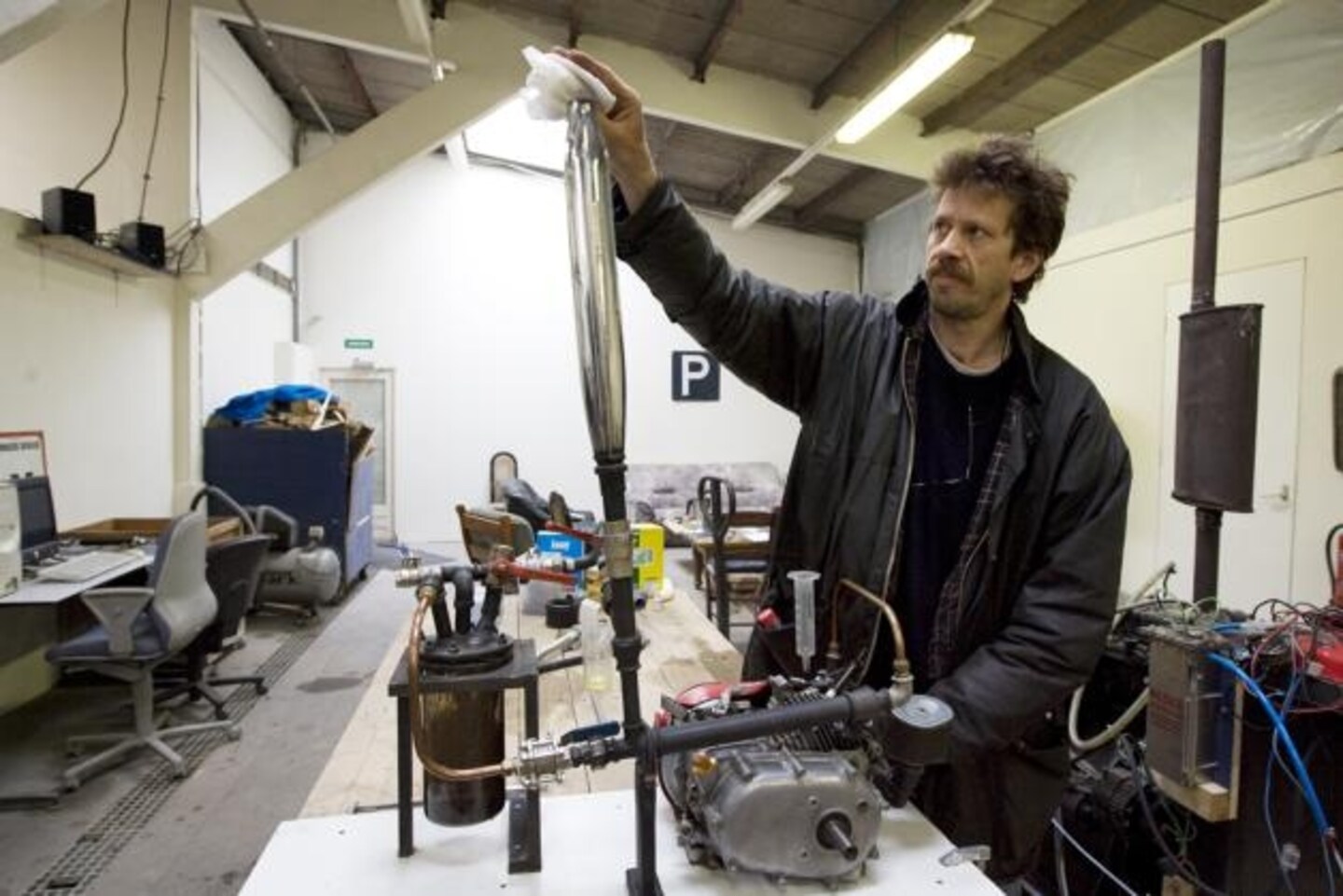 Robert Boerman toont aan dat de uitstoot van schadelijke stoffen van een verbrandingsmotor dankzij de GEET Fuel Processor-technologie tot een minimum beperkt blijft. foto Ronny te Wechel