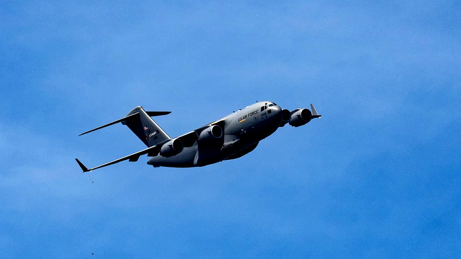 Bron foto: https://businessam.be/amerikaans-militair-vliegtuig-van-het-type-c-17-landt-op-de-luchthaven-van-moskou/