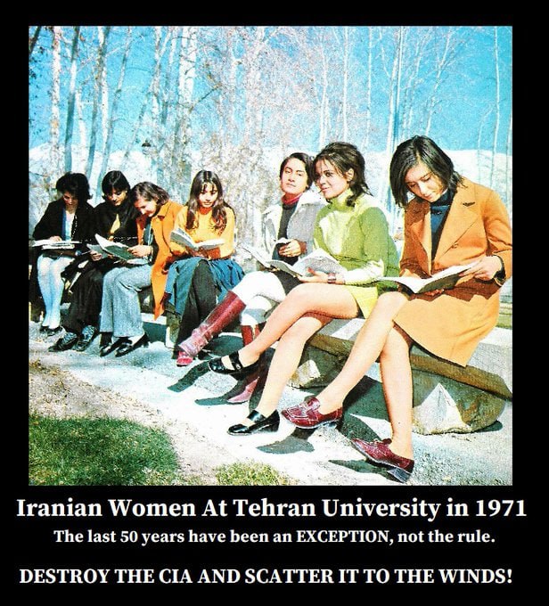 De tekst op de afbeelding vertaald naar het Nederlands:      “Iraanse vrouwen aan de Universiteit van Teheran in 1971”      “De afgelopen 50 jaar zijn de UITZONDERING geweest, niet de regel.”      “VERNIETIG DE CIA EN VERSTROOI HAAR IN DE WIND!”