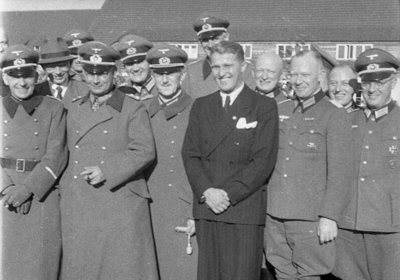 In Peenemünde voorjaar 1941. V.l.n.r. Generaal-Majoor Dr. Walter Dornberger, Generaal Friedrich Olbricht (met Ridderkruis) Generaal-Maarschalk Wilhelm Ritter von Leeb, in burger Wernher von Braun