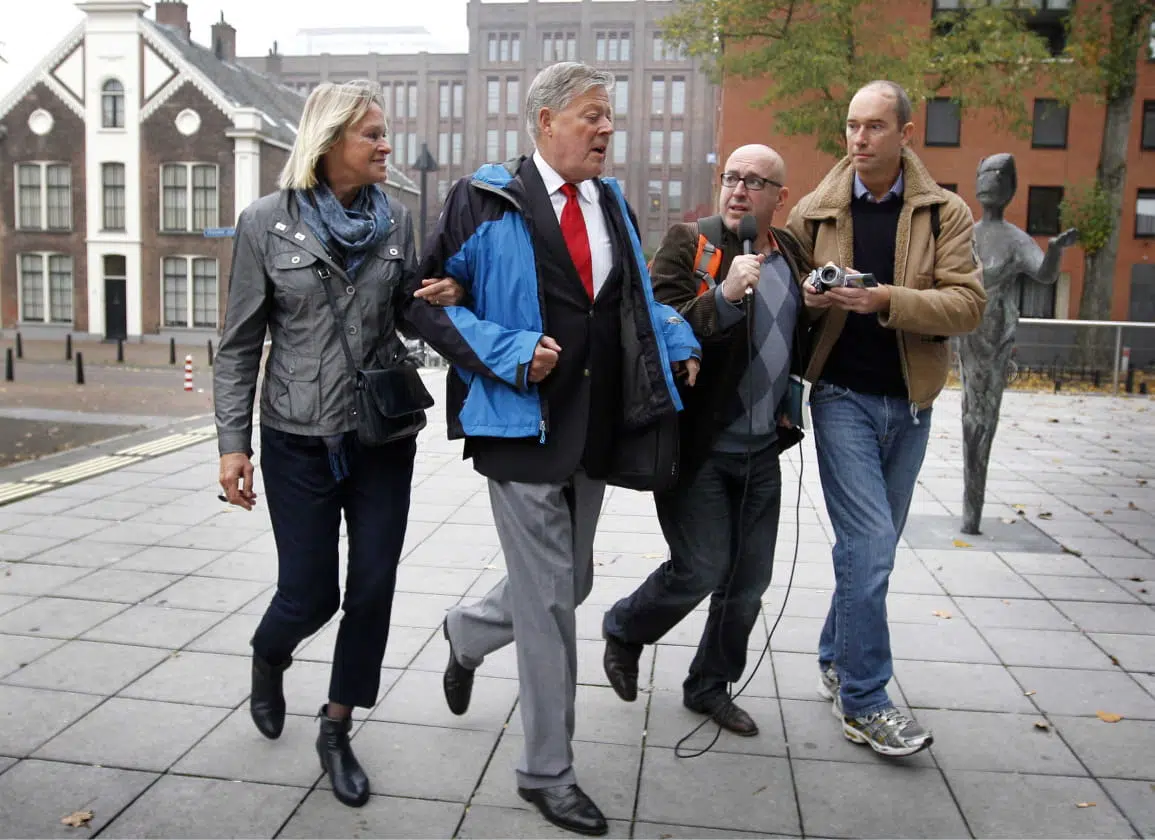 2012: Voormalig rechter Hans Westenberg (blauwe jas) komt aan bij de rechtbank voor het getuigenverhoor over het lekken van een dossier in de Chipshol-zaak. Journalist Micha Kat (met microfoon) stelt hem vragen. | Fotografie Bas Czerwinski